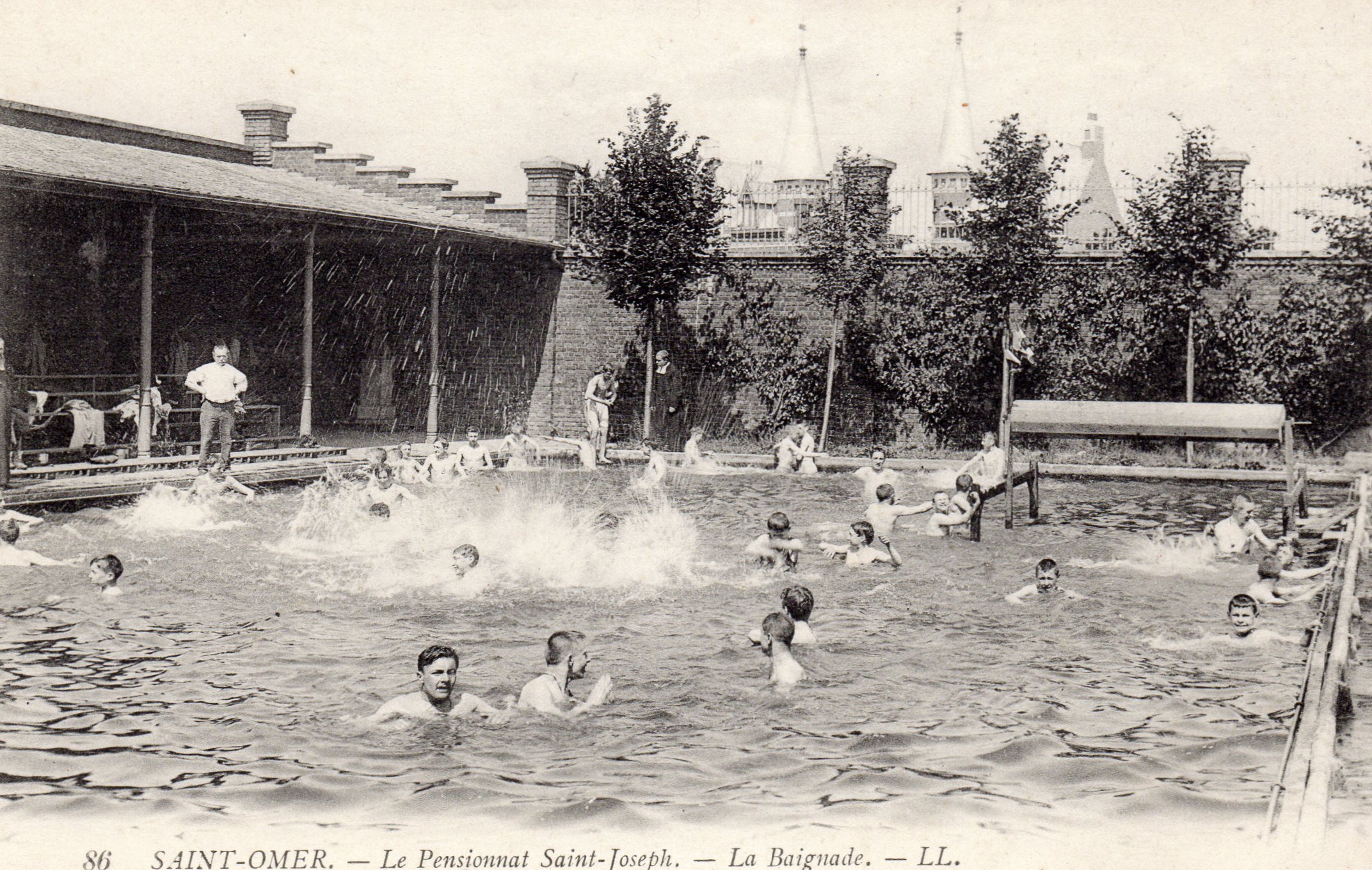 Collége était pourvu d'une piscine découverte, l'eau ne devait pas être toujours à température , mais pour l'époque c'était un luxe d'avoir sa piscine, dans l'enceinte du pensionnat. On voit que les élèves prennent du plaisir à se baigner. 